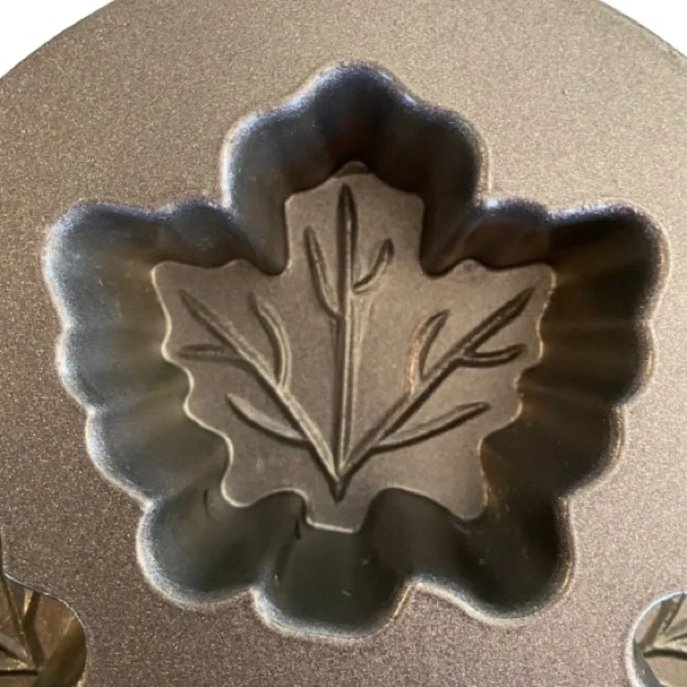 Nordic Ware Cast Aluminum Maple Leaf Cakelet Pan Nonstick Pro Baking Made in USA